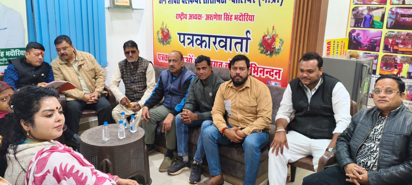 जनशक्ति वेलफेयर सोसाइटी की नववर्ष बैठक में उपस्थित पदाधिकारी और सदस्य